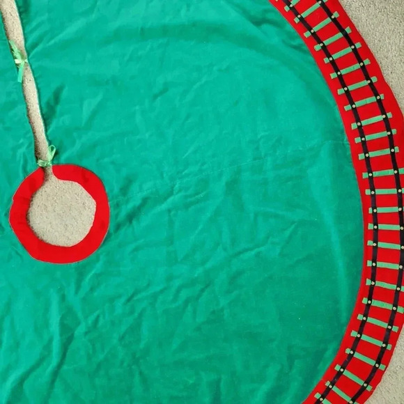 Christmas Tree Skirt Velvet Faux Railroad Train Track Green Red 46" - Picture 2 of 3